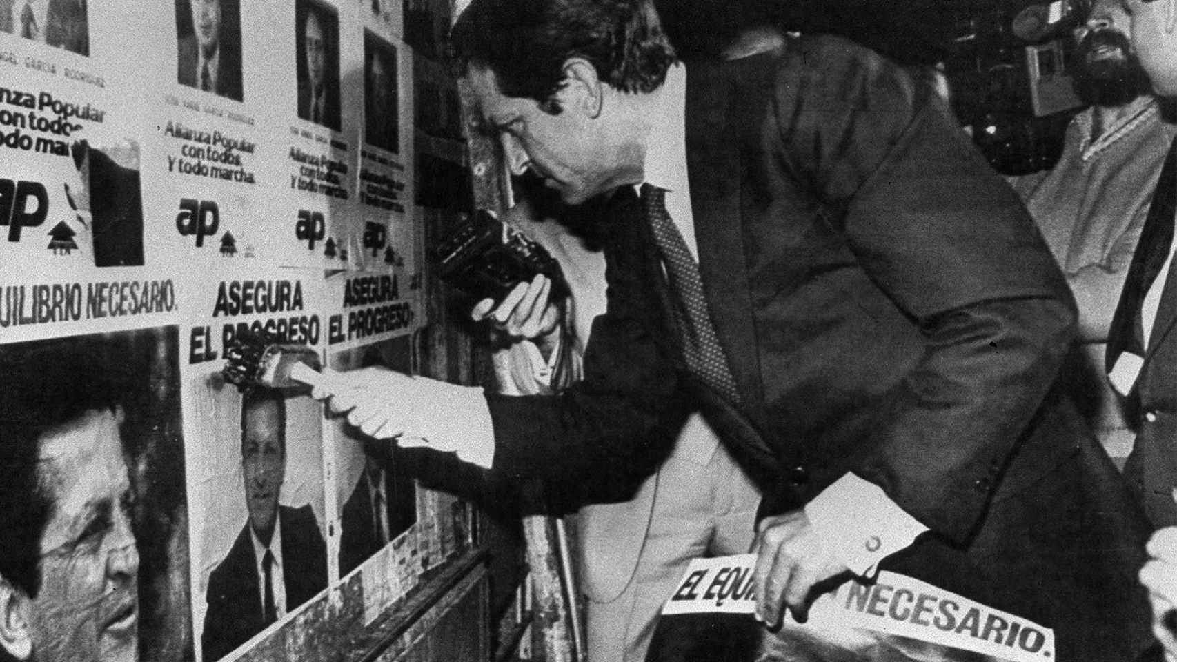 Adolfo Suárez pega los primeros carteles durante el arranque de las municipales de 1983