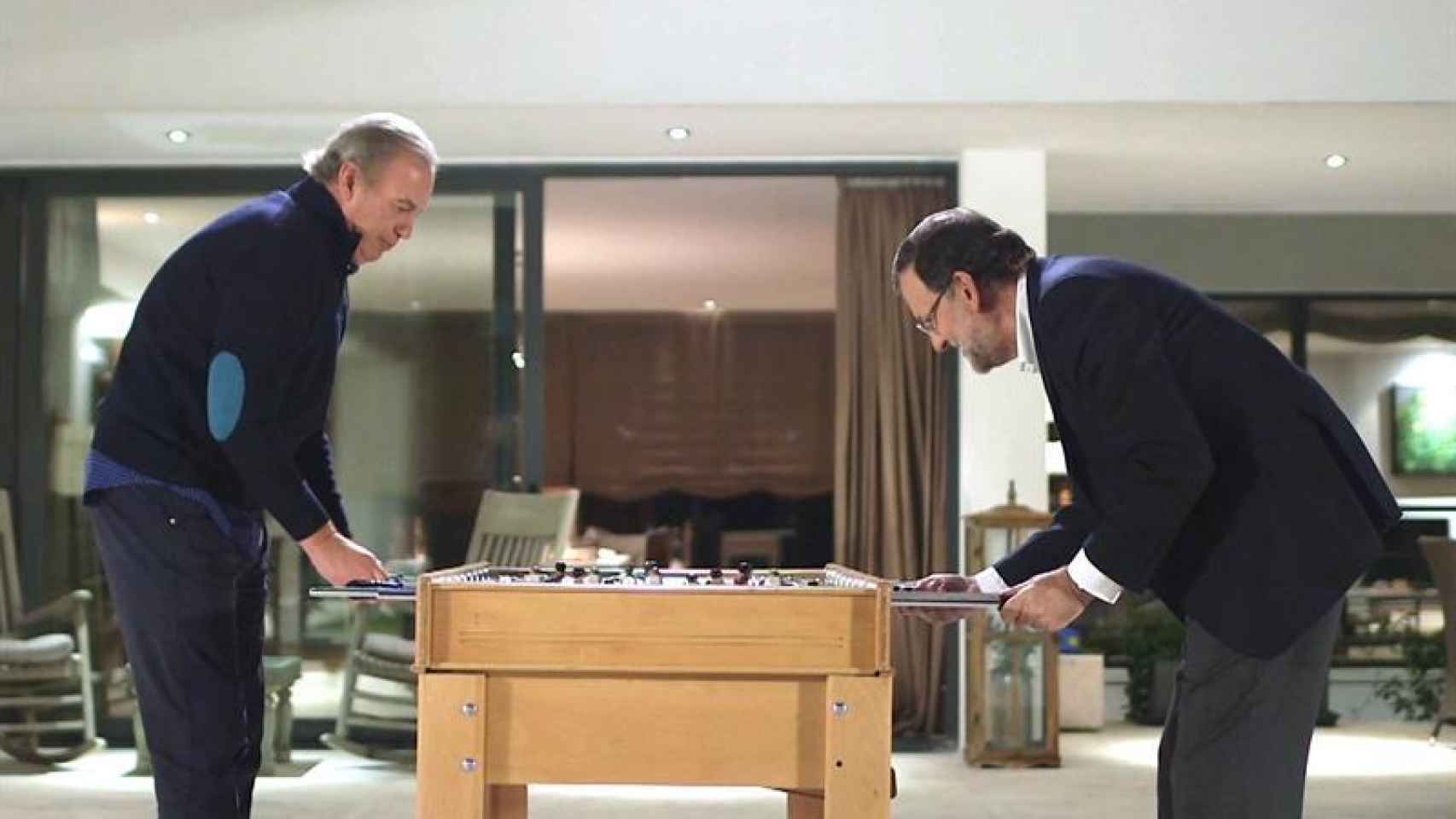 Mariano Rajoy y Bertín Osborne jugando al futbolín