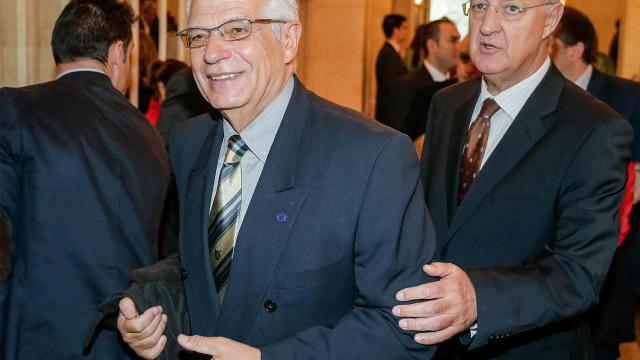 El exministro socialista, Josep Borrell, acompañado de Jesús Caldera.