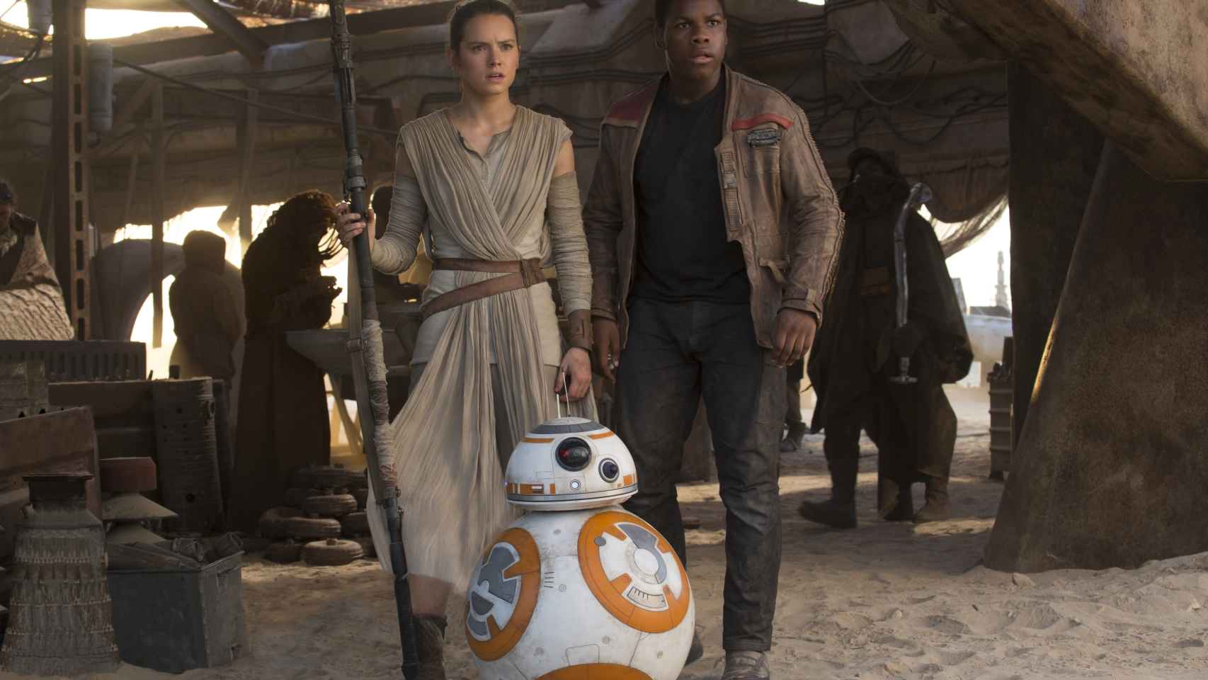 Rey (Daisy Ridley), Finn (John Boyega) y BB-8, en el filme