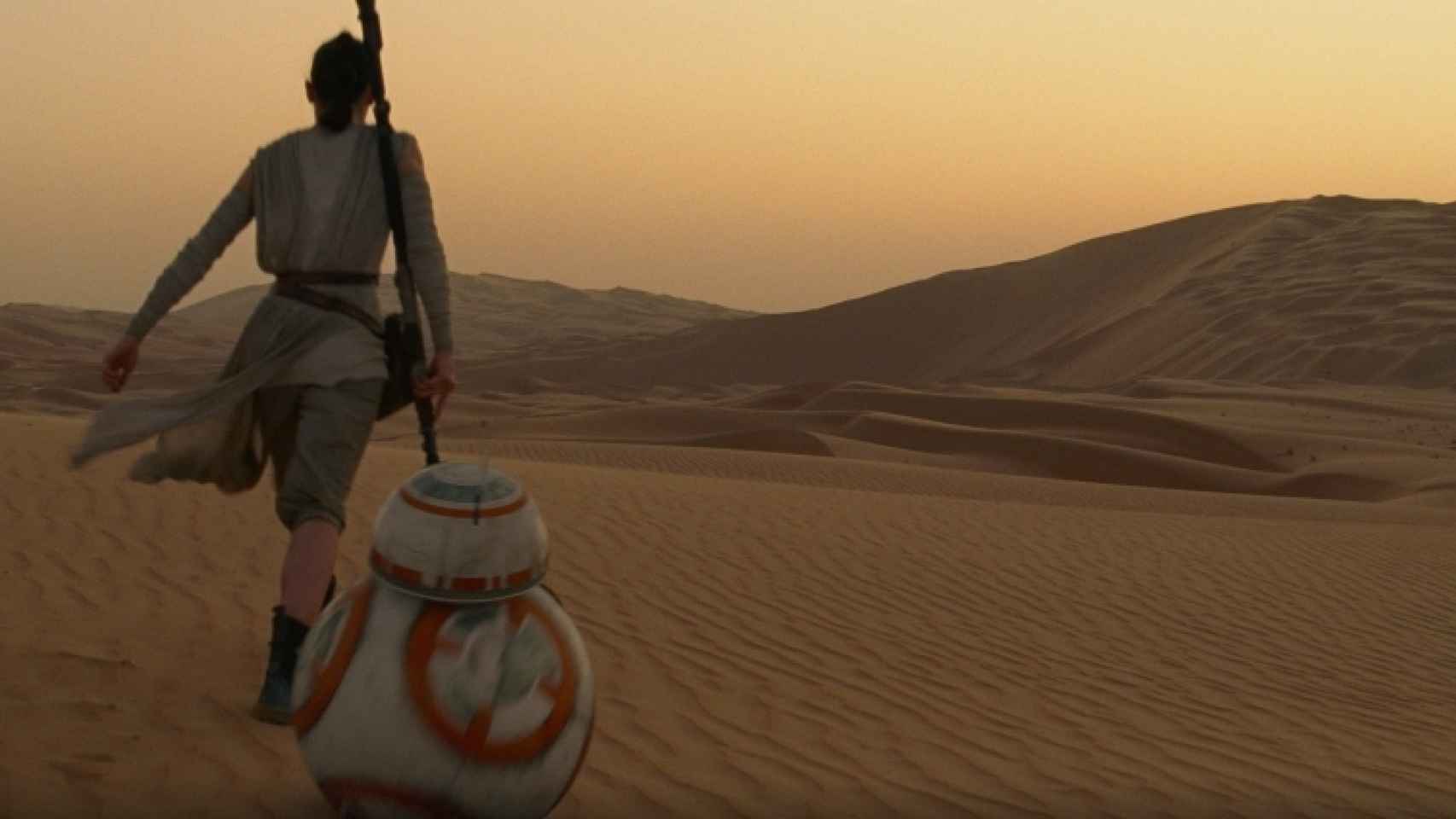 Rey, en Jakku, un planeta que recuerda a Tatooine