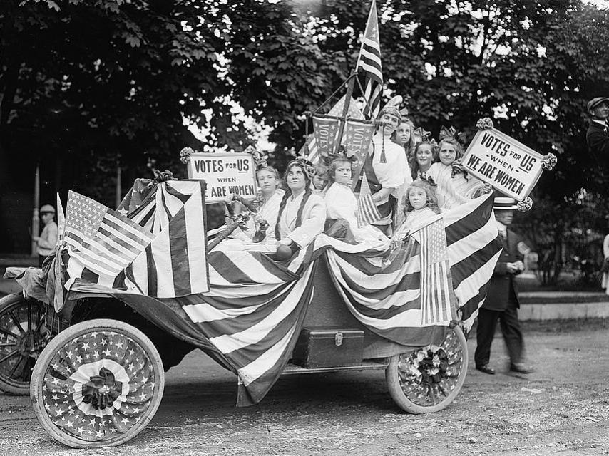 Un grupo de mujeres celebrando el derecho al voto en Wyoming.