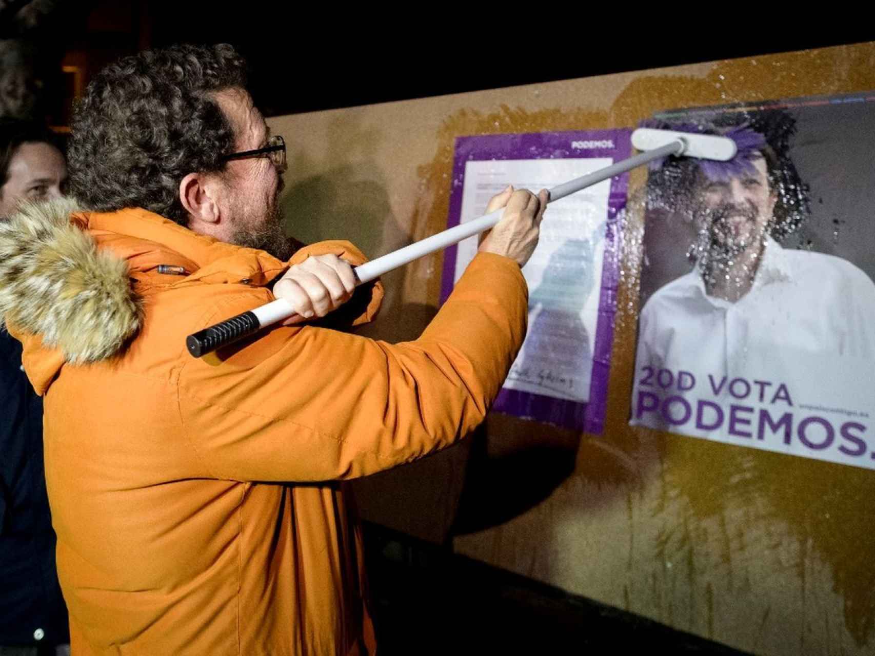 El padre de Pablo Iglesias pegando el cartel de Podemos en Zamora