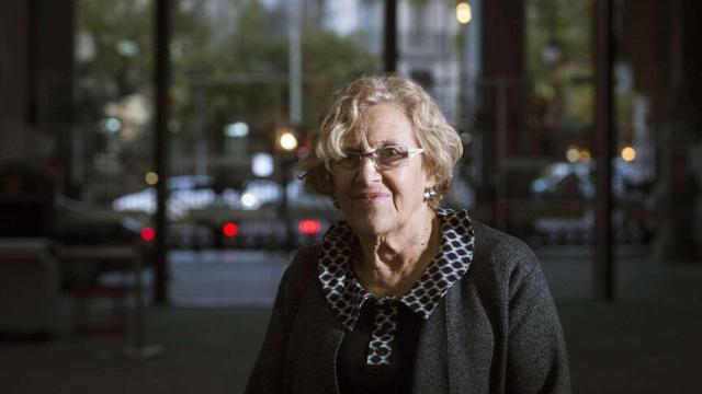 La alcaldesa de Madrid, Manuela Carmena, posa tras la rueda de prensa.