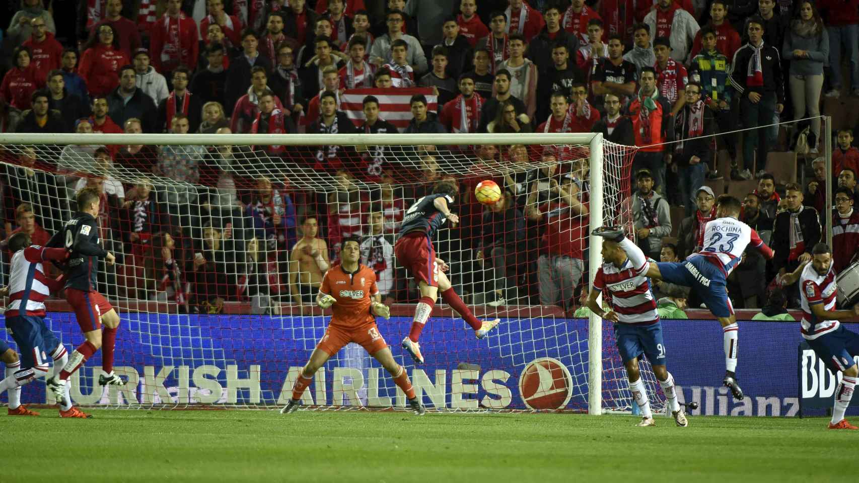 Godín marca el primer gol en Granada. / Reuters