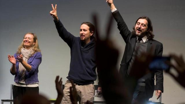 Iglesias acompañado por el responsable de Relaciones con la Sociedad Civil, Rafa Mayoral y la juez Victoria Rosell. Carlos Díaz/EFE