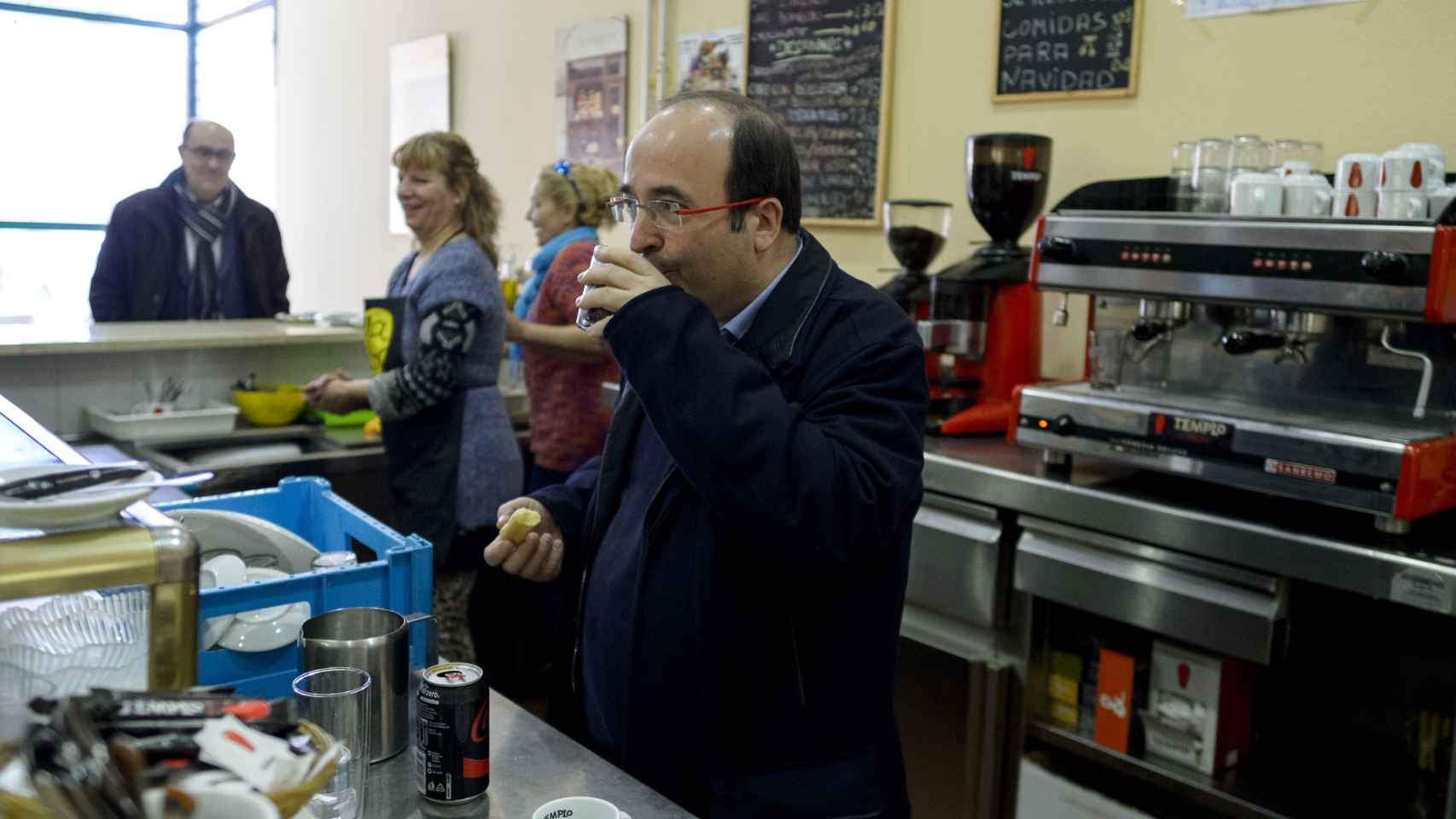 Miquel Iceta apura un café antes de su intervención