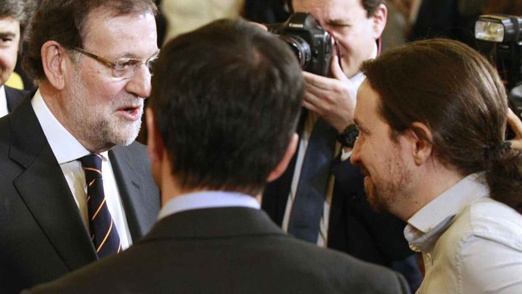 Mariano Rajoy conversa con el líder de Podemos, Pablo Iglesias