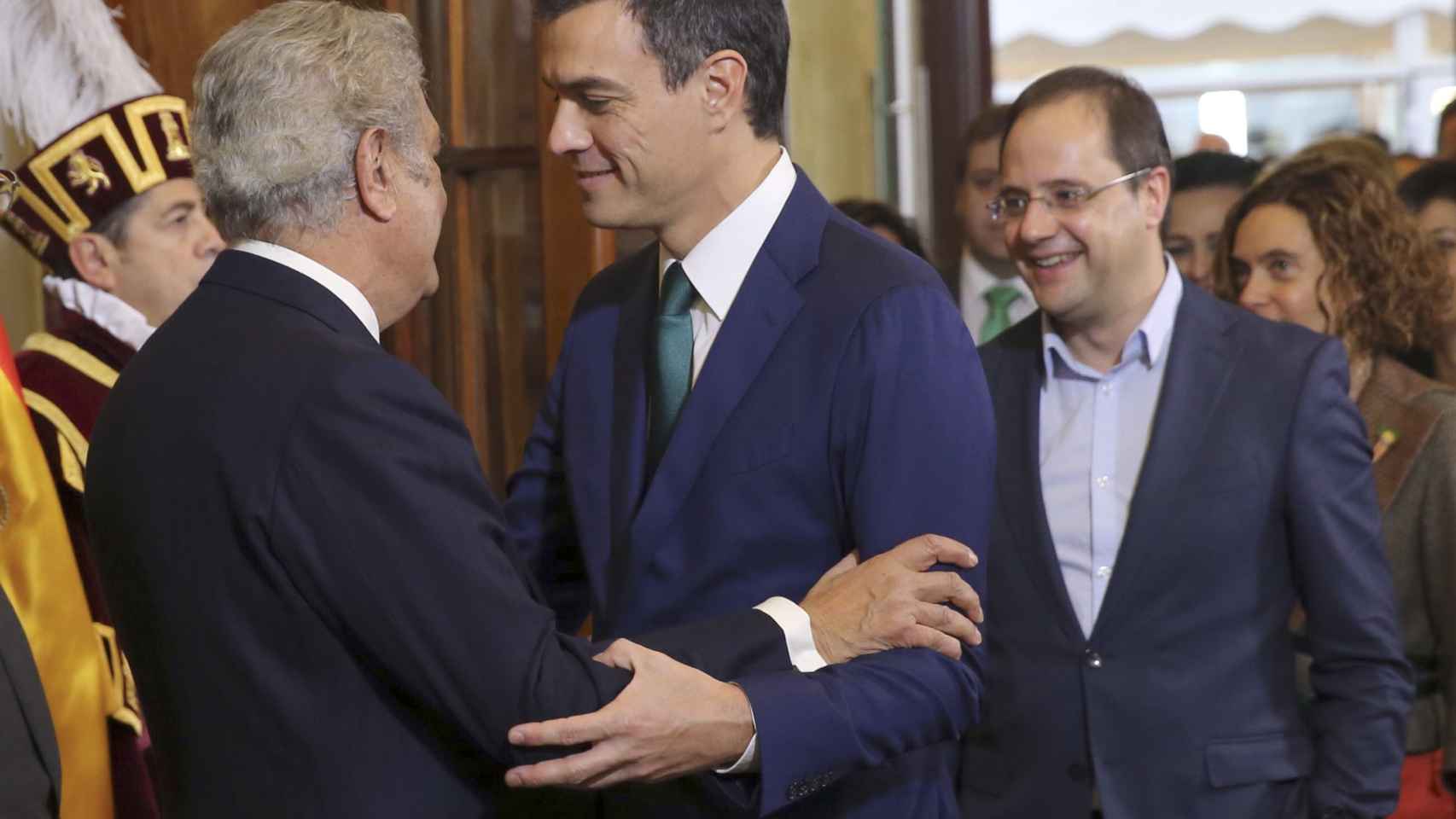 Pedro Sánchez saluda a Jesús Posada en el Congreso.