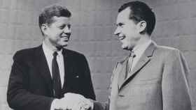 John F. Kennedy y Richard Nixon en el primer debate televisado de la historia