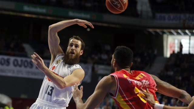 Sergio Rodríguez da un pase sin mirar durante el Real Madrid-UCAM Murcia.