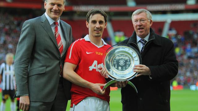 Gary Neville en su homenaje junto a Ferguson.