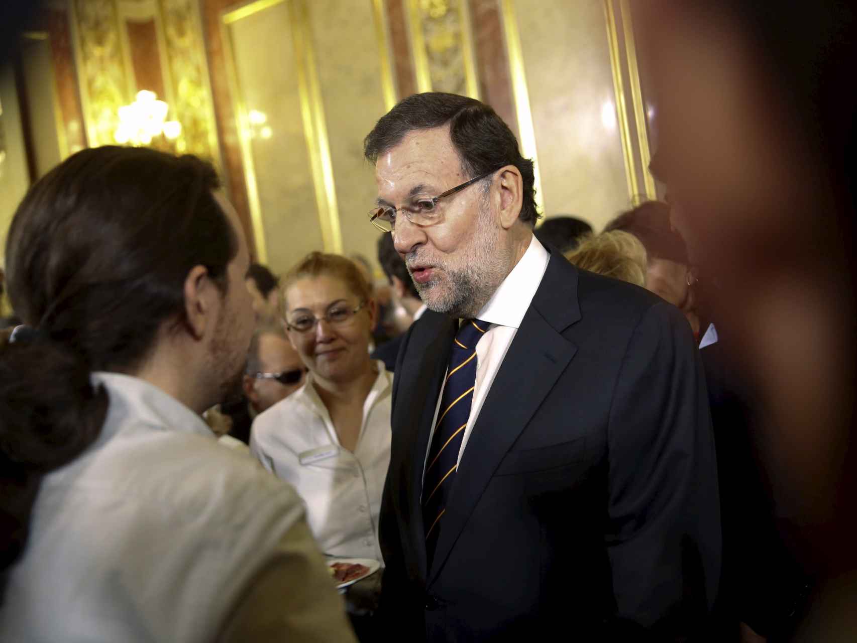 Mariano Rajoy saluda a Pablo Iglesias en el Congreso.
