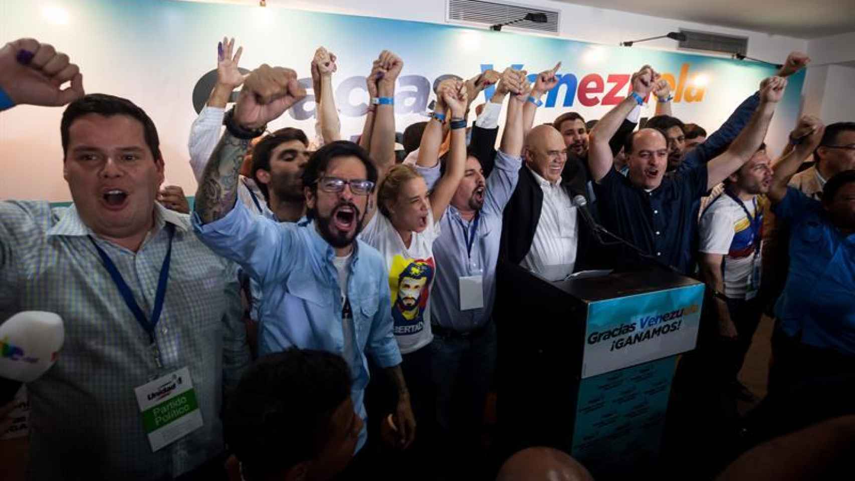 El líder opositor Henrique Capriles abraza a un simpatizante tras depositar su voto.