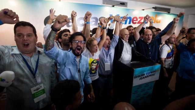 El líder opositor Henrique Capriles abraza a un simpatizante tras depositar su voto.