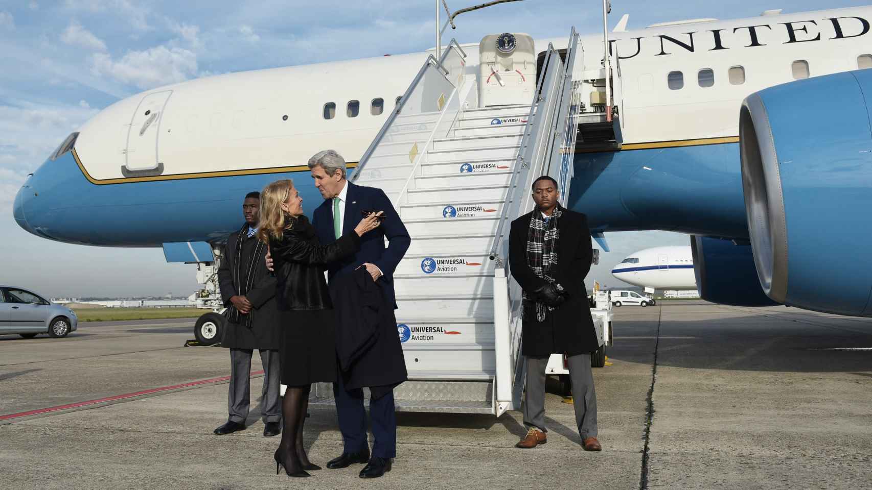 John Kerry llega al aeropuerto de Le Bourget.