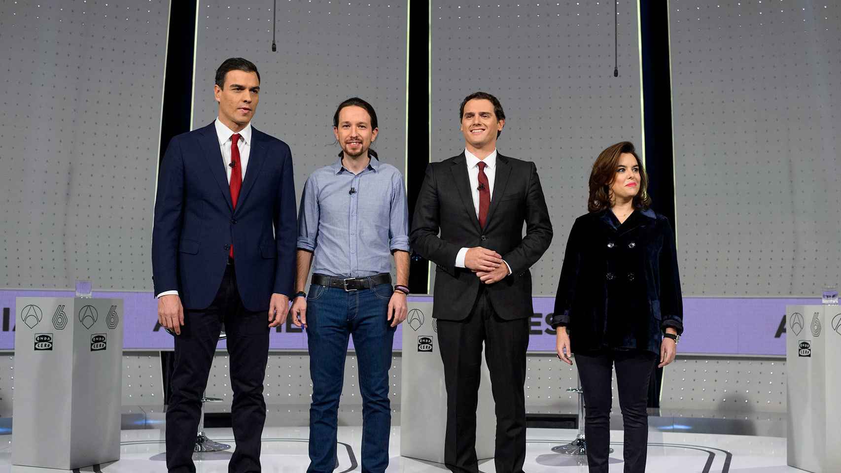 Sáenz de Santamaría, a la derecha, en el debate previo a las elecciones de 2015.