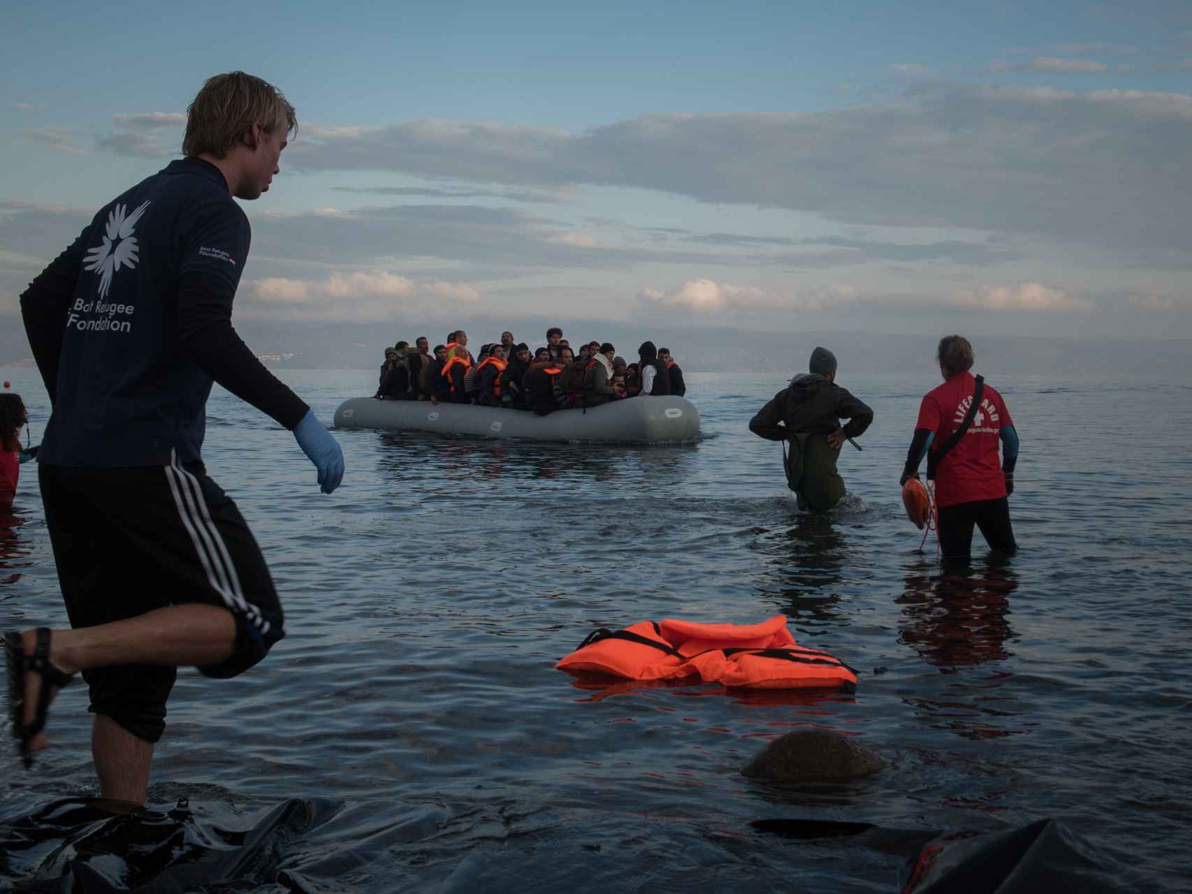 Rescate de solicitantes de asilo en la orilla de Lesbos, Grecia.