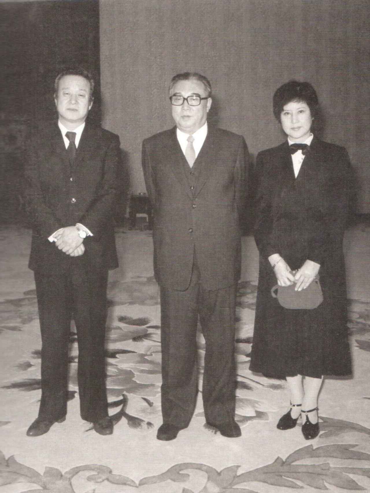 Kim Il-Sung, con Shin Shang-Ok y Choi Eun-Hee