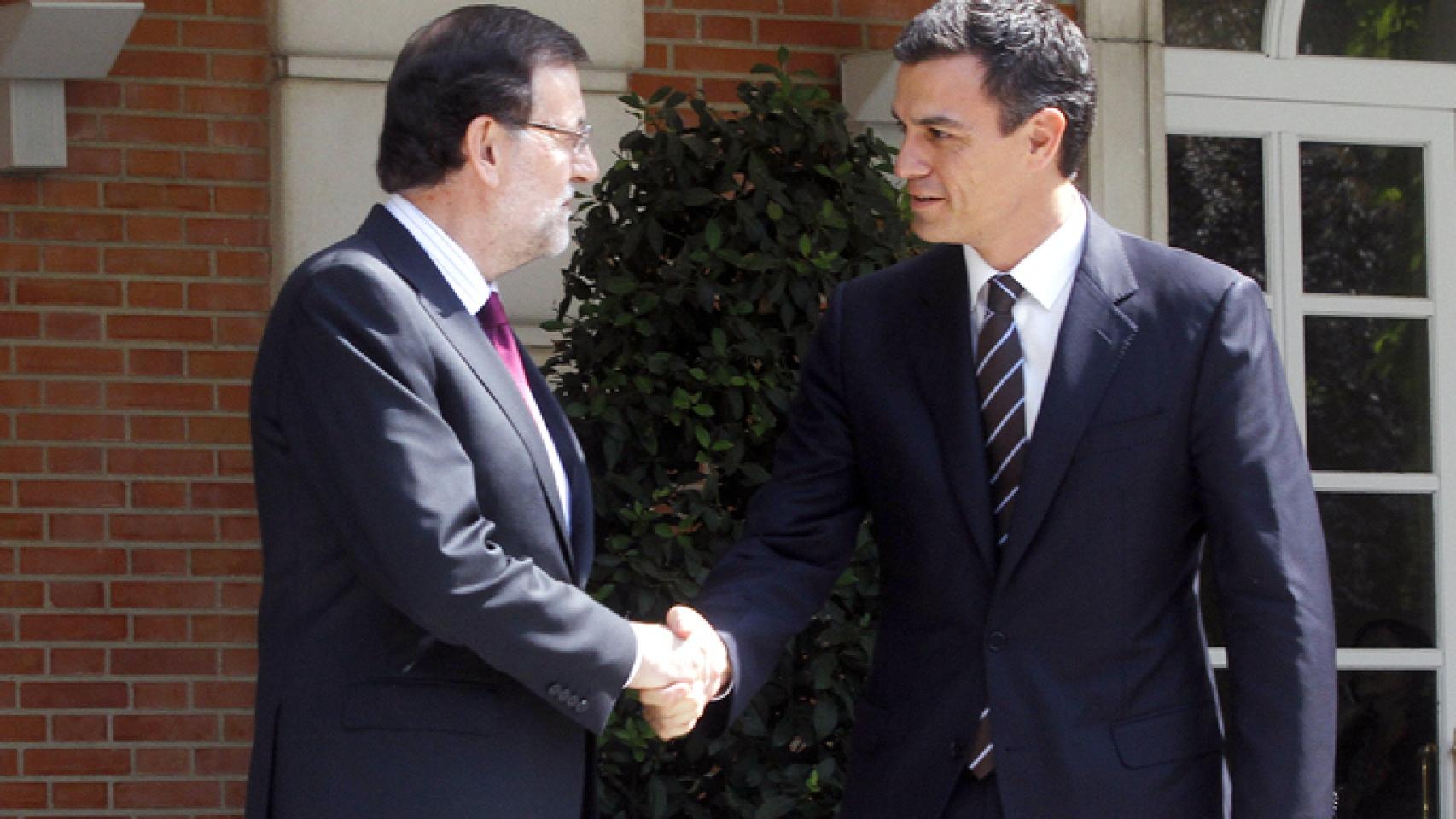 Mariano Rajoy y Pedro Sánchez en las puertas del Palacio de la Moncloa