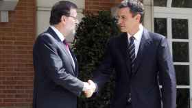 Mariano Rajoy y Pedro Sánchez en las puertas del Palacio de la Moncloa