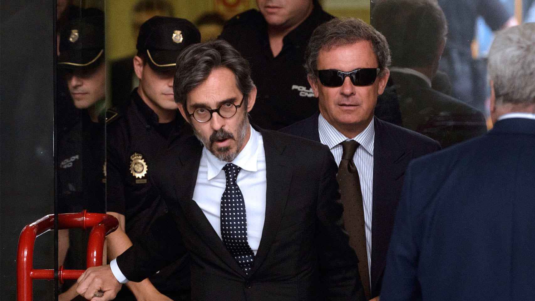 Jordi Pujol Ferrusola y su abogado, Cristobal Martell, salen del juzgado en 2014.