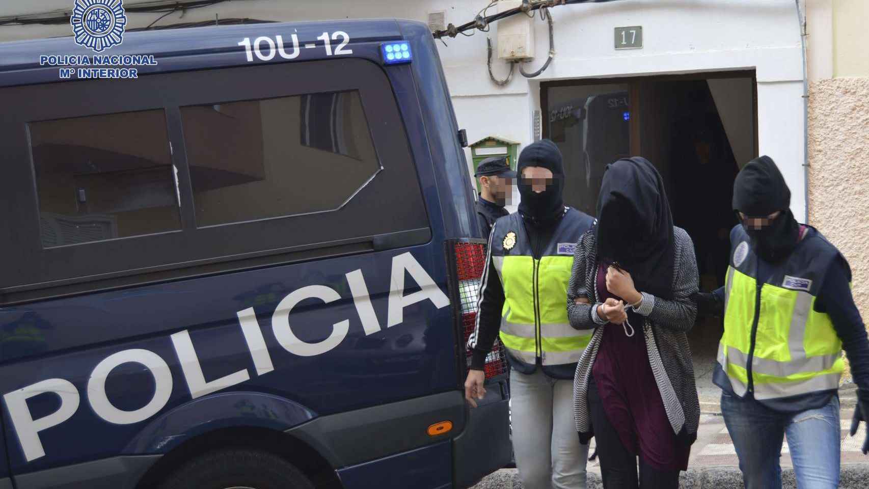 Fotografía facilitada por la Policía Nacional de la detención en Fuerteventura de la joven acusada de pertenecer al Daesh