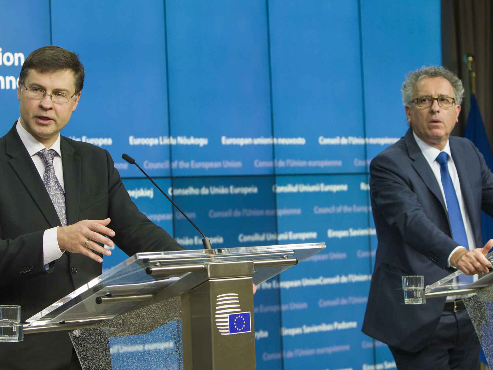El vicepresidente económico de la Comisión, Valdis Dombrovskis, y el ministro luxemburgués de Finanzas, Pierre Gramegna