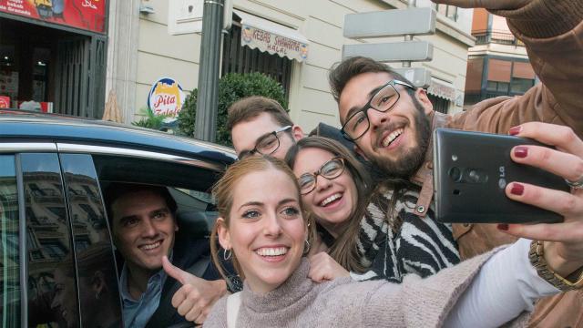 Albert Rivera se hace unos selfies en Granada.