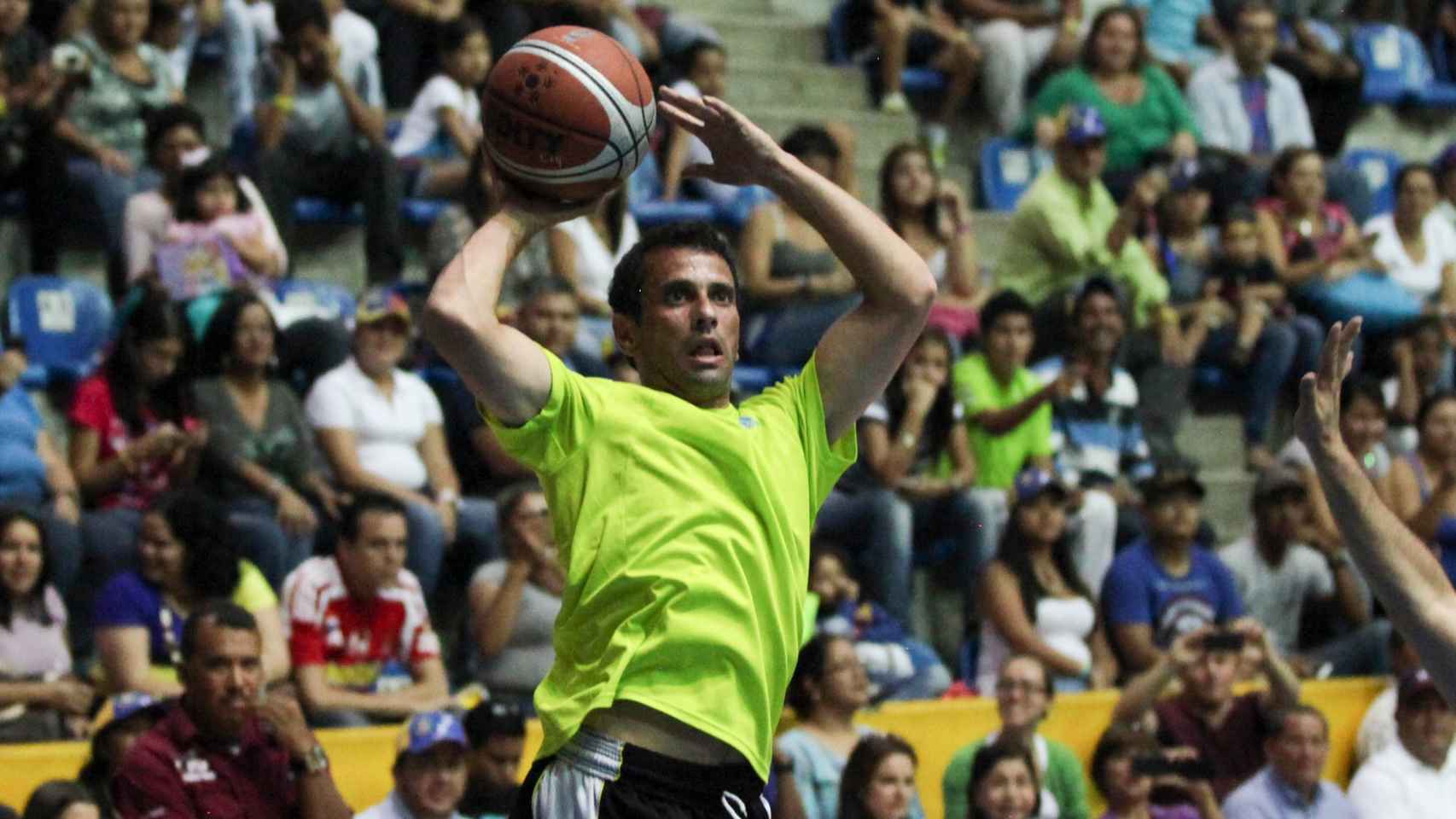 Capriles recoge un rebote en un partido de basket jugado en Caracas el 2013
