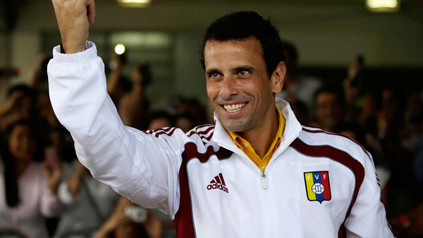 Henrique Capriles enseña orgulloso su dedo meñique después de votar