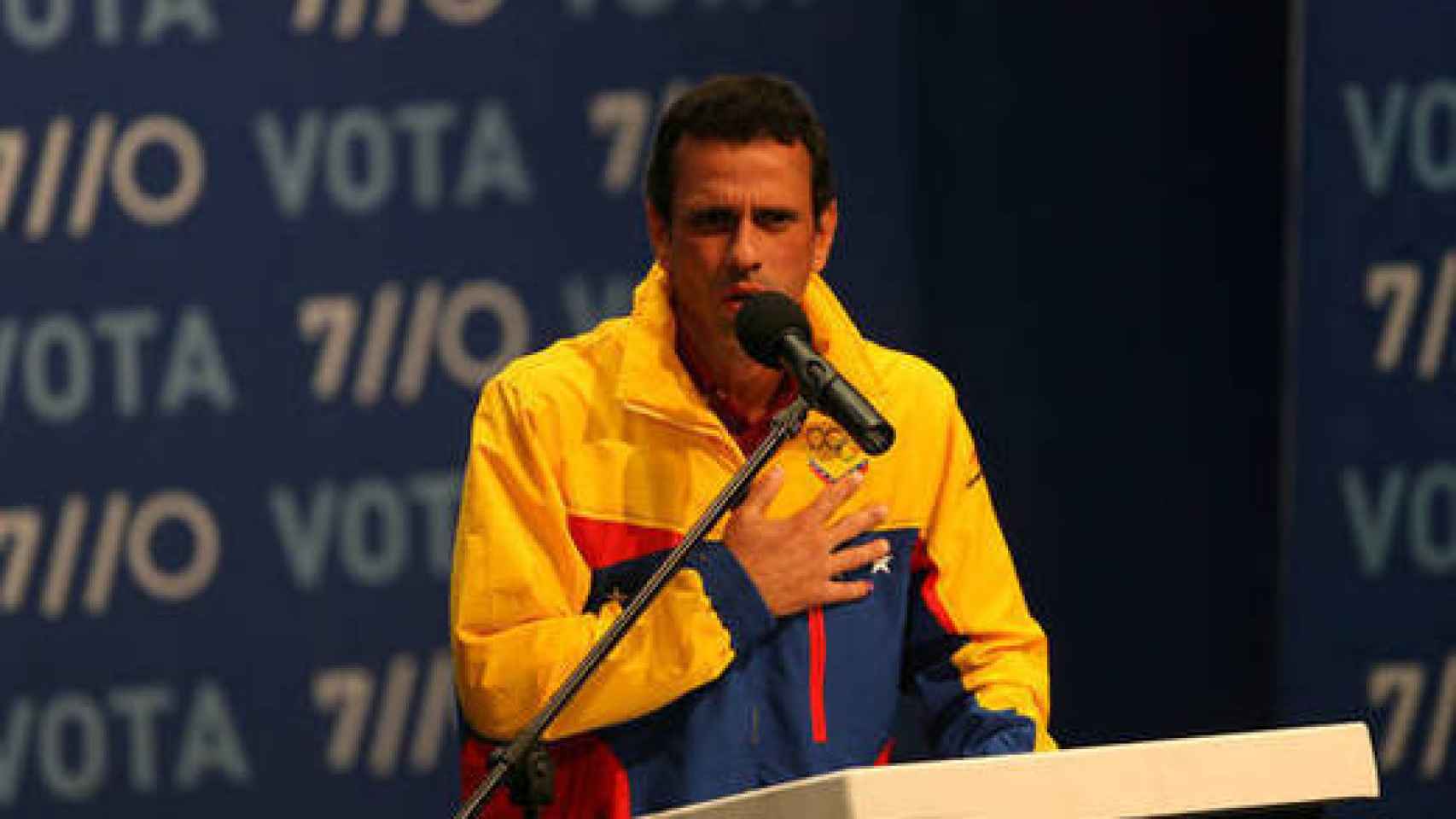 Capriles con el chandal de la selección venezolana y la mano en el corazón