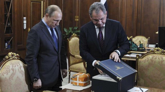 Vladimir Putin junto al ministro de Defensa ruso, Sergei Shoigu