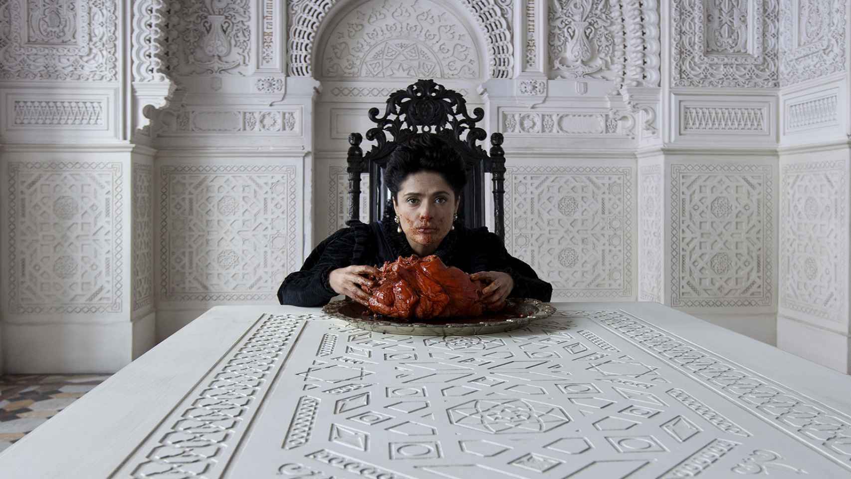Salma Hayek, devorando el corazón del dragón.