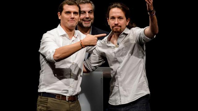 Albert Rivera y Pablo Iglesias, junto al periodista Carlos Alsina, en un debate en Getafe.