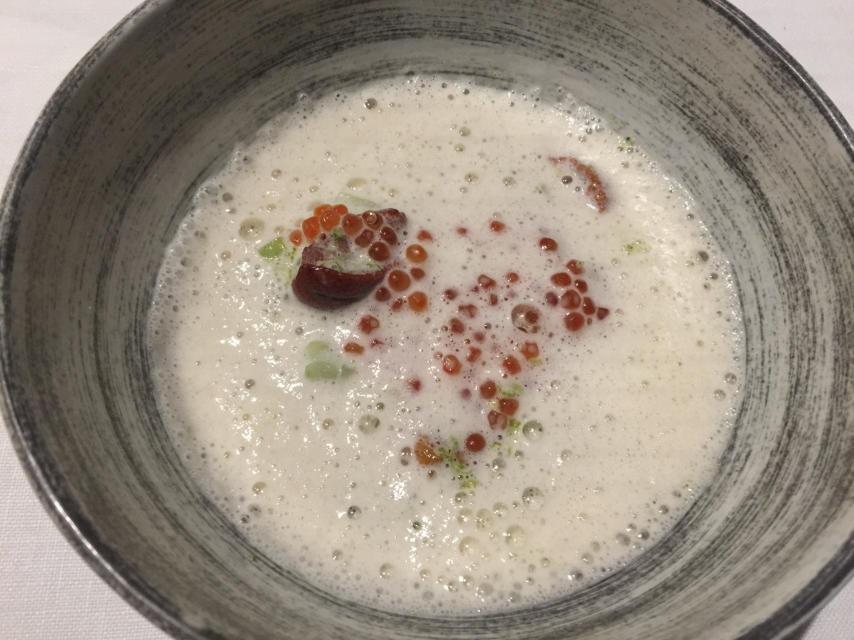 Espuma de champán con ostras, berberechos, erizo de mar y huevas de salmón.