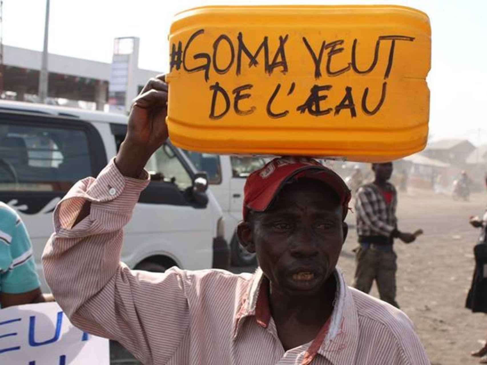 Un congoleño pide agua corriente