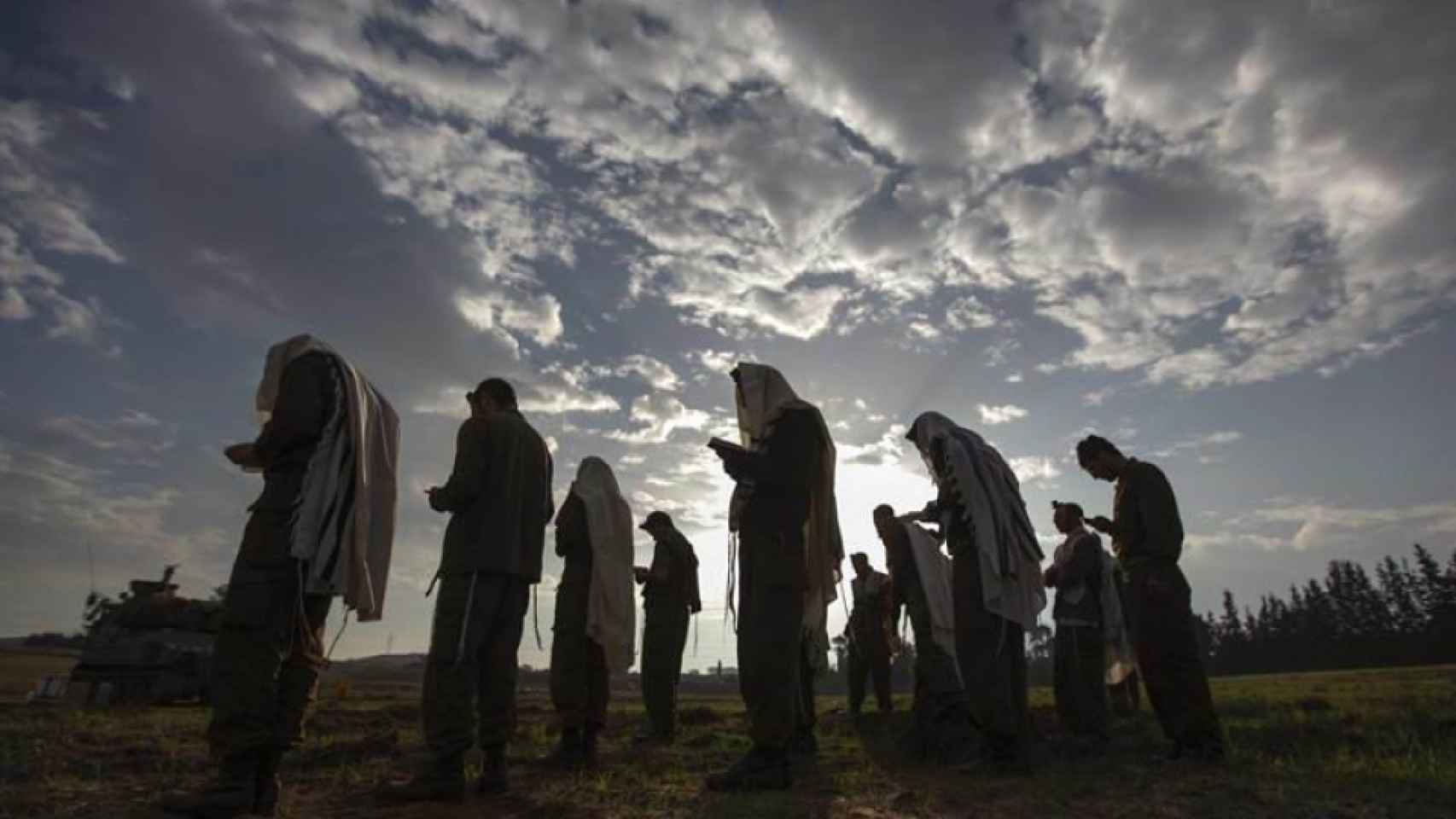 Soldados israelíes rezando.