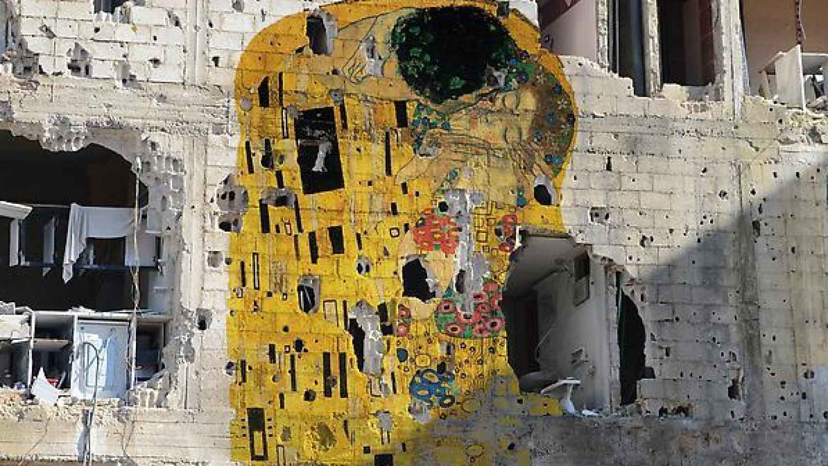 El beso de Klimt, en la fachada de un edificio destruido.