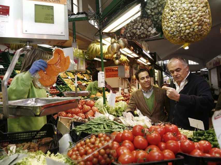 Esteban González Pons va al mercado en campaña electoral.