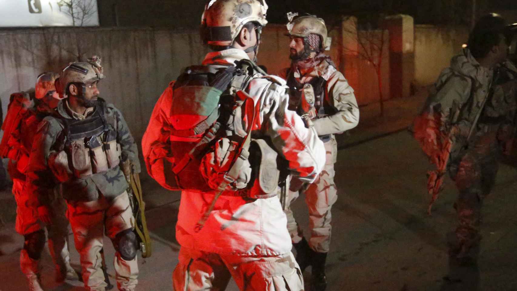 Fuerzas de crisis afganas acuden a la embajada española.