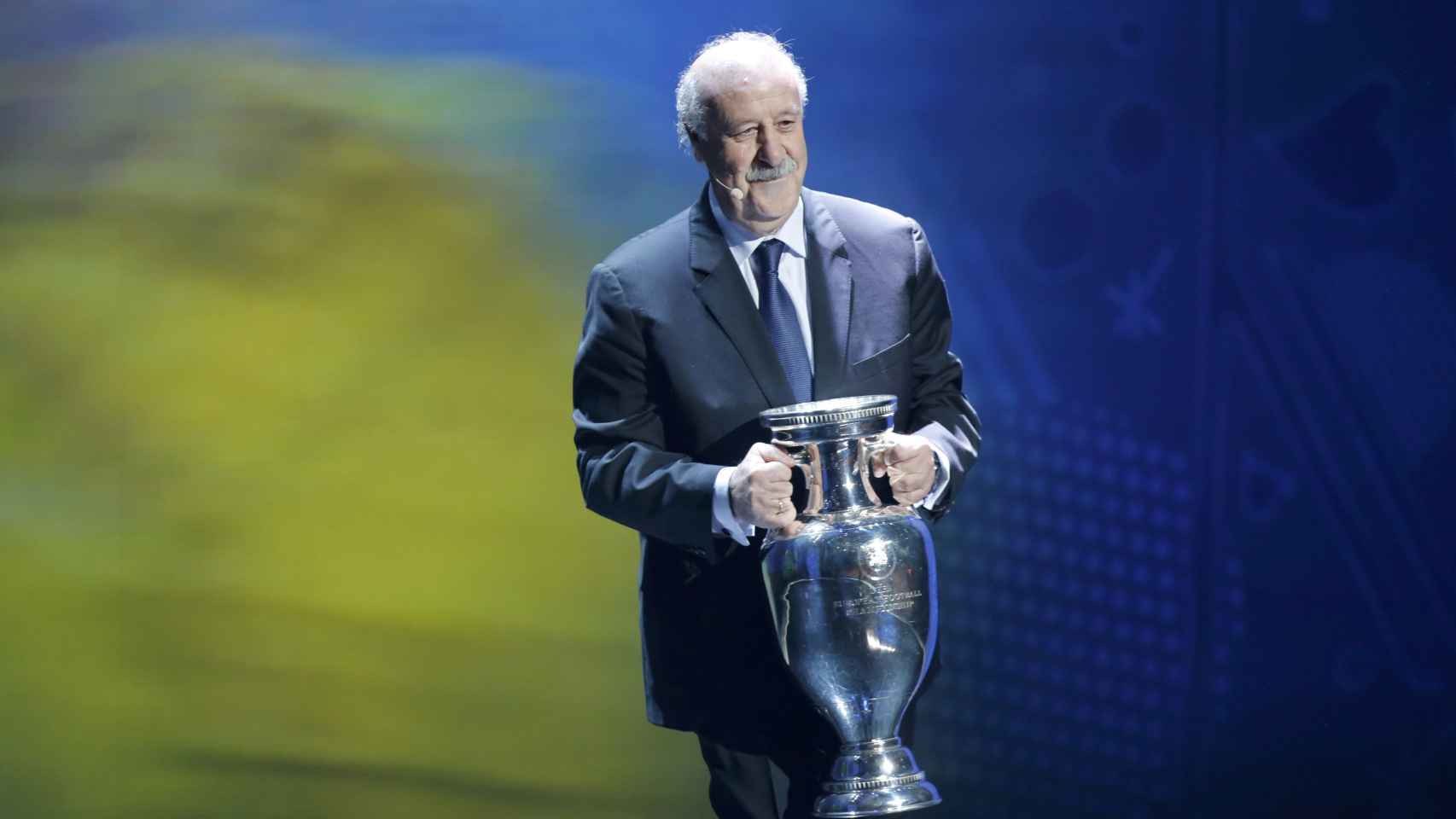 Vicente Del Bosque sostiene el trofeo de la Eurocopa durante el sorteo.