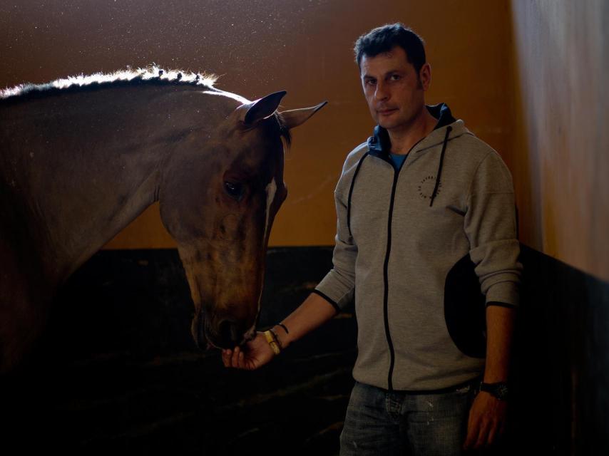 Pablo, mozo de cuadra y encargado del transporte de los caballos.