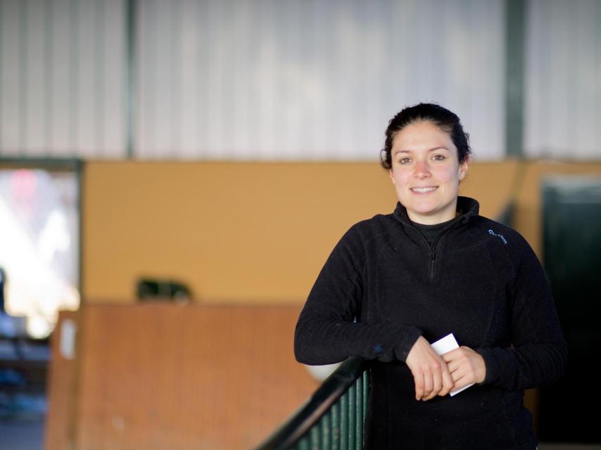 Paloma ayuda a los veterinarios de la Xunta de Galicia durante el concurso de Casas Novas.