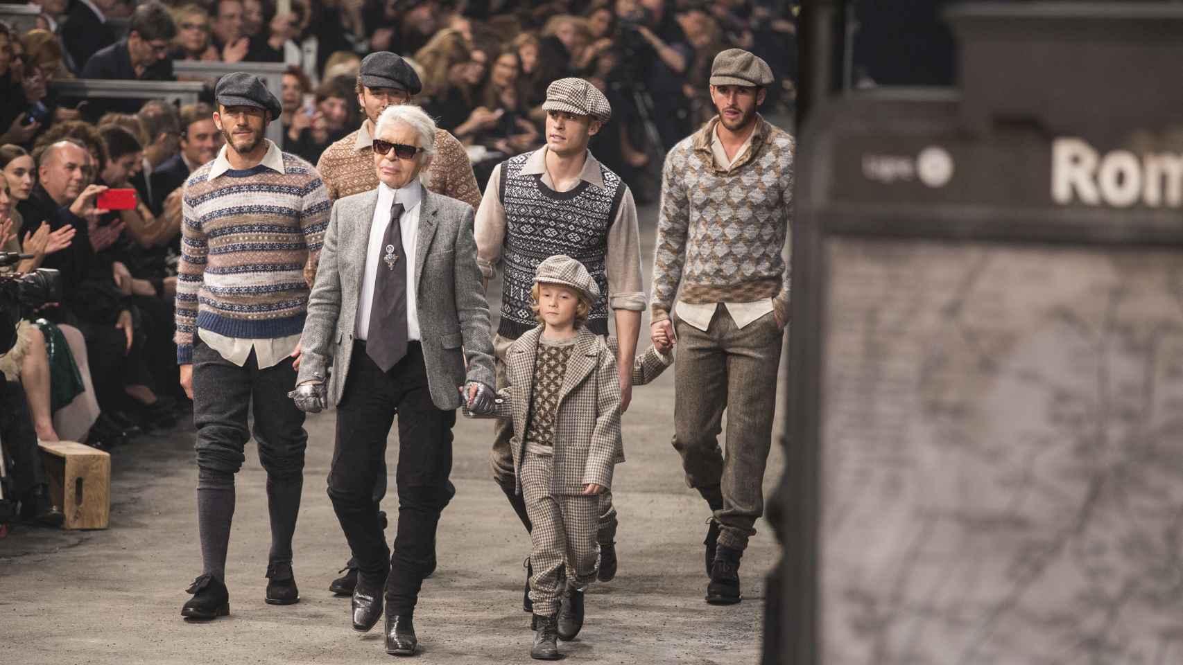 Karl Lagerfeld junto a Sébastien Jondeau, Brad Kroeni y los hijos de este en el desfile de Chanel