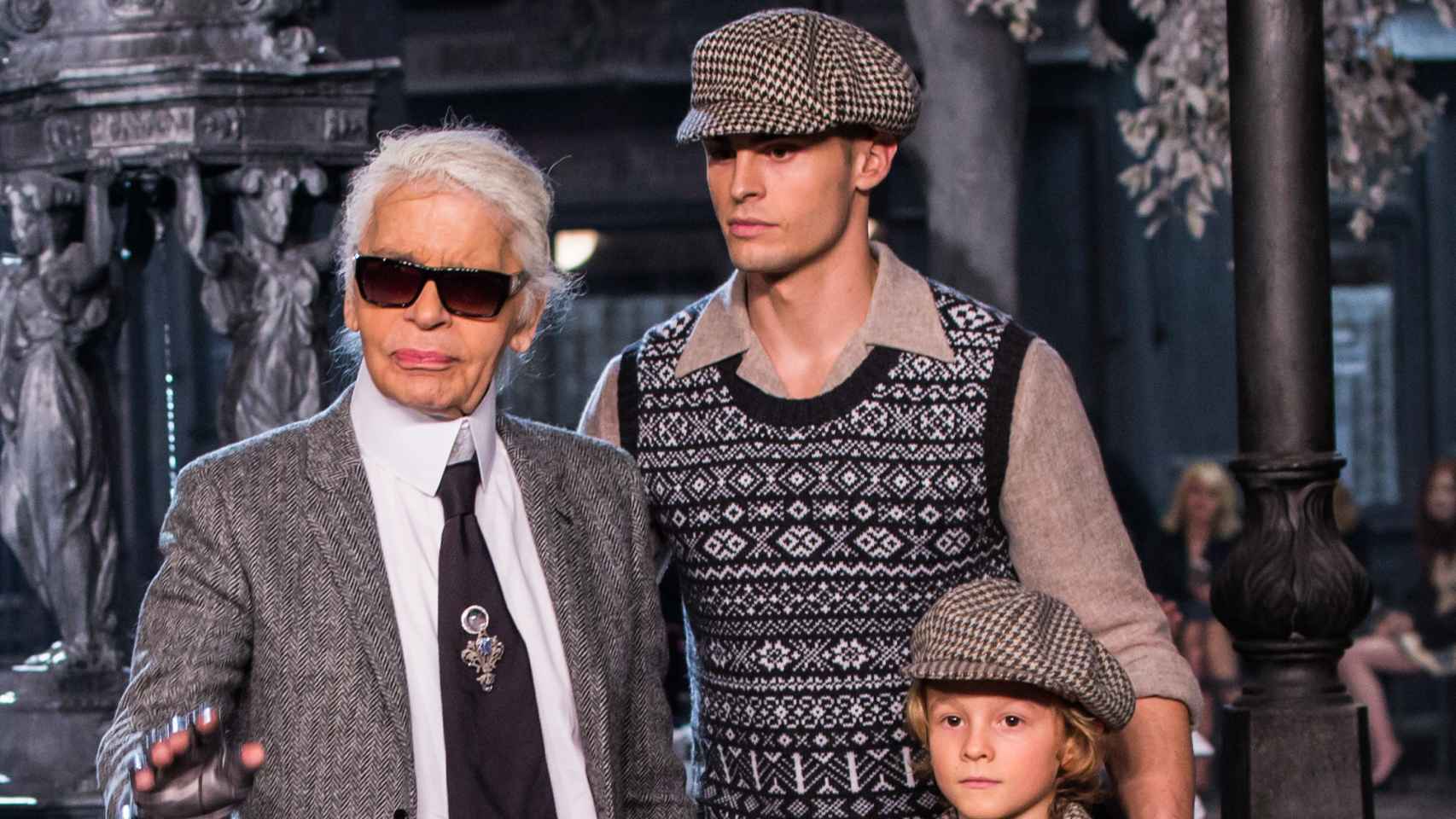 Karl Lagerfel cerrando el desfile de Chanel con su amigo Baptiste y el hijo de Brad Kroenig
