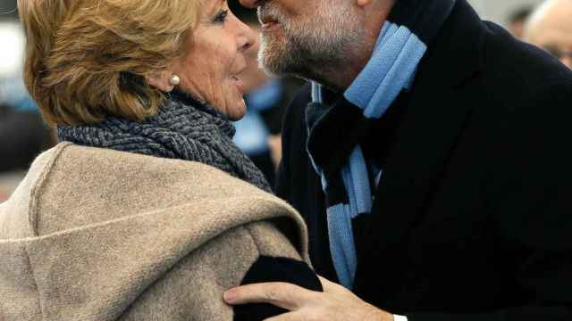 Rajoy saluda a Aguirre en el acto del PP en Las Rozas