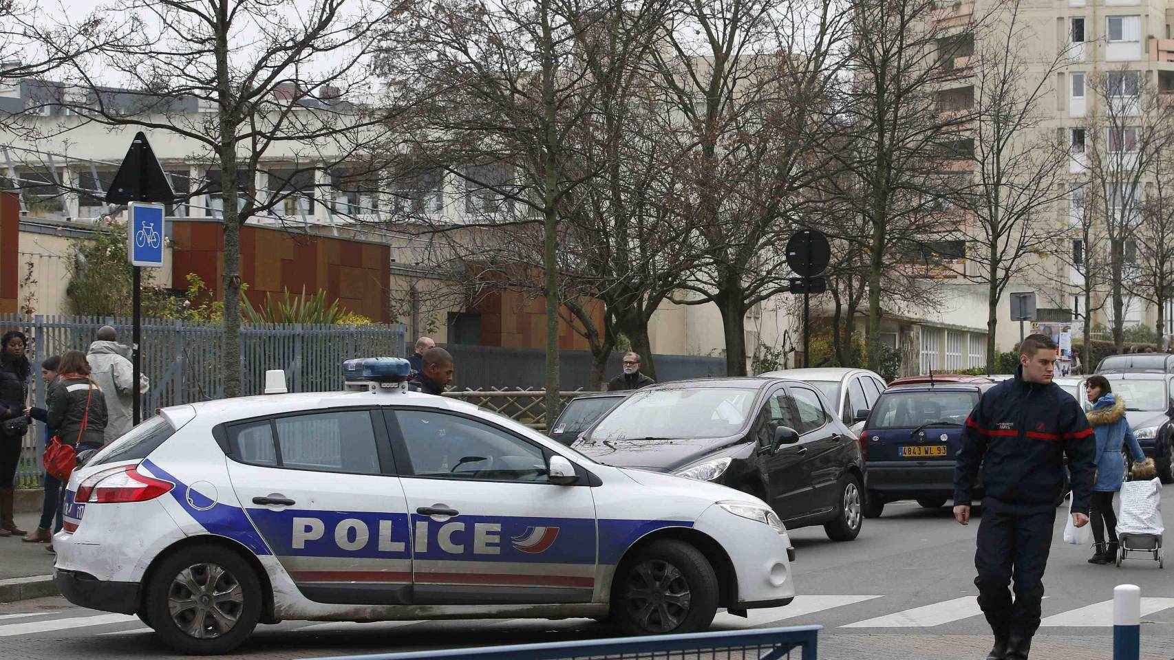 La Policía ante la escuela infantil de Aubervilliers donde ocurrió la agresión.