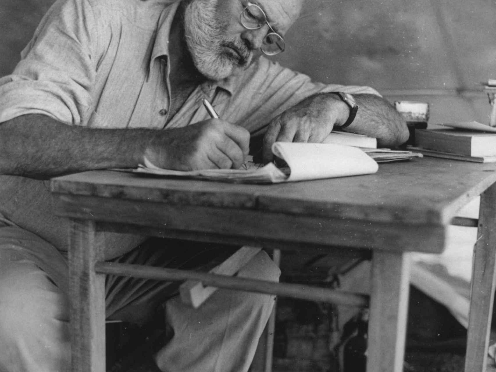 Hemingway escribiendo en un viaje a Kenia.