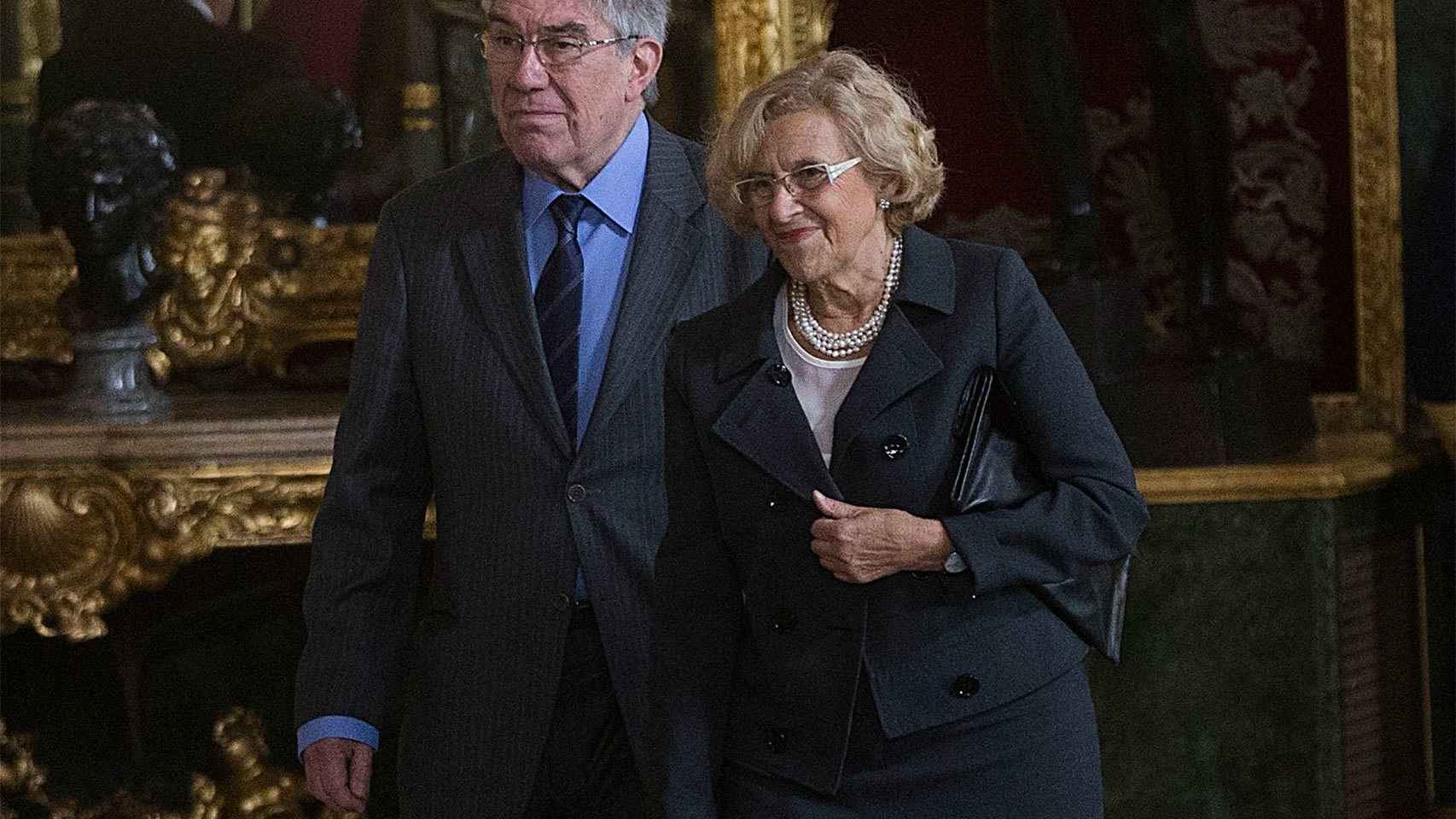 Manuela Carmena y su esposo, Eduardo Leira, en el Palacio Real.